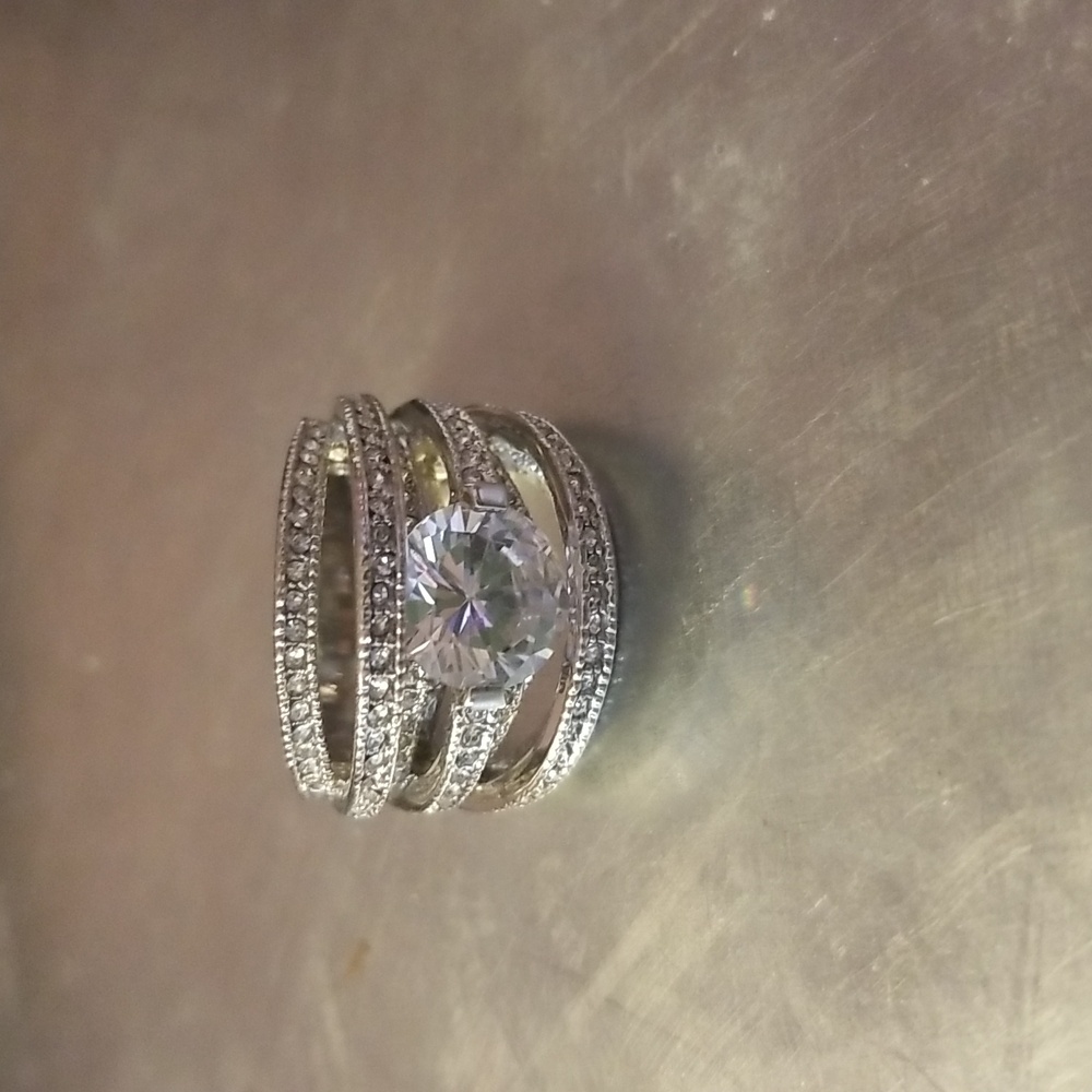 Sz 9.75/10 ladies Very Blingy dinner ring.  NOT HALLMARKED. EUC. CZ & Silvertone